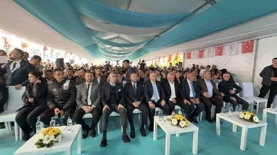 Bakan Bak: "T&uuml;rkiye&rsquo;de son 23 yılda spor tesisleri devrimi yaşanmaktadır"
