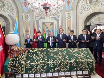 Bakan G&ouml;ktaş, Ertuğrul Gazi T&uuml;rbesi&rsquo;ni ziyaret etti
