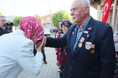 Bakan G&ouml;ktaş, Kıbrıs Gazisi ve eşinin 48 yıllık yuvasına misafir oldu