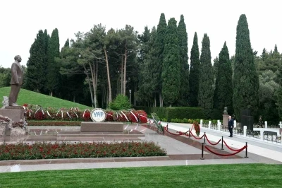 Bakan G&uuml;ler, Bak&uuml;&rsquo;de Haydar Aliyev&rsquo;in mezarı ve T&uuml;rk Şehitliği&rsquo;ni ziyaret etti

