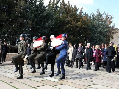 Bakan G&uuml;ler'in eşi Demet G&uuml;ler, kadın subaylarla Anıtkabir'i ziyaret etti