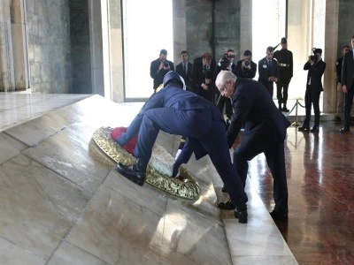 Bakan G&uuml;ler, OYAK Y&ouml;netim Kurulu &uuml;yeleri ile Anıtkabir'i ziyaret etti