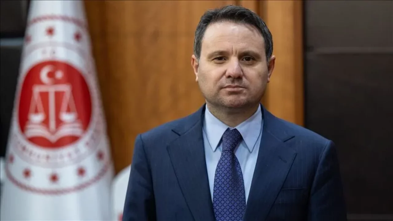 Bakan G&uuml;rlek a&ccedil;ıkladı: 351 kişi ve 102 şirketin mal varlıklarına y&ouml;nelik karar