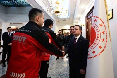 Bakan G&uuml;rlek, birim amirleri, Bakanlık ve HSK personeliyle bayramlaştı