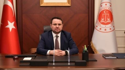 Bakan G&uuml;rlek&rsquo;ten &Ouml;zel&rsquo;e sert yanıt: Belgeler sahte, son dakika &ccedil;ırpınışları
