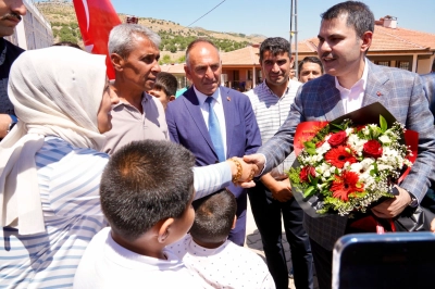 Bakan Kurum yeniden inşa edilen Zey K&ouml;y&uuml;'n&uuml; ziyaret etti