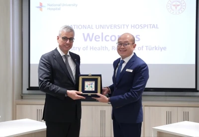 Bakan Memişoğlu, Singapur Ulusal &Uuml;niversite Hastanesi'ni ziyaret etti