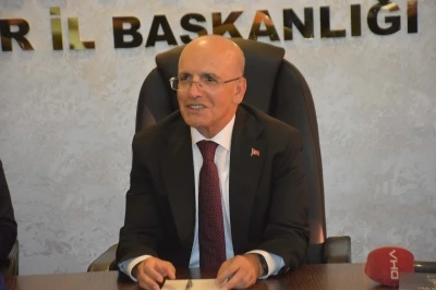 Bakan Şimşek, İzmir&rsquo;de iş d&uuml;nyasıyla buluştu 