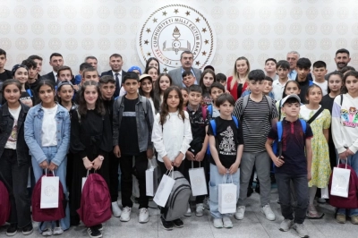 Bakan Tekin 19 Mayıs Coşkusunu Uzundere'den Gelen &Ouml;ğrencilerle Paylaştı