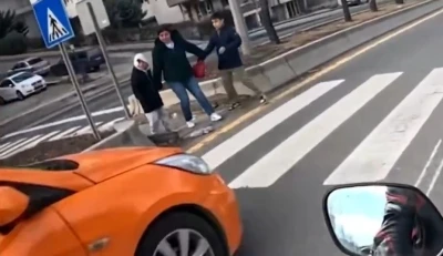 Bakan Yerlikaya: Ankara'da yaya ge&ccedil;idindeki anne ve &ccedil;ocuklarına yol vermeyen 2 taksi şof&ouml;r&uuml; yakalandı