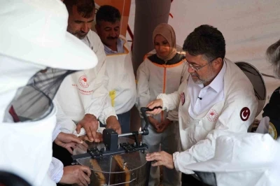 Bakan Yumaklı: "D&uuml;nyada arıcılıkta 2. sıradayız"