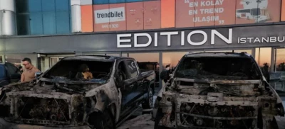 Bakırk&ouml;y&rsquo;de 50 milyon TL değerinde 4 otomobil alevlere teslim oldu