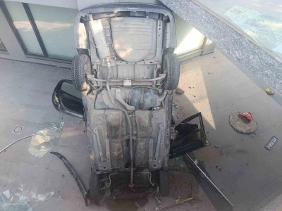 Bakırk&ouml;y&rsquo;de ara&ccedil; bina boşluğuna u&ccedil;tu: 2 yaralı