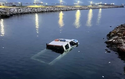 Bakırk&ouml;y'de zabıta aracı denize d&uuml;şt&uuml; 