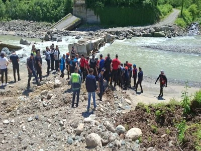 Balık avlarken yeğeniyle akıntıya kapılan amcanın da cansız bedenine ulaşıldı