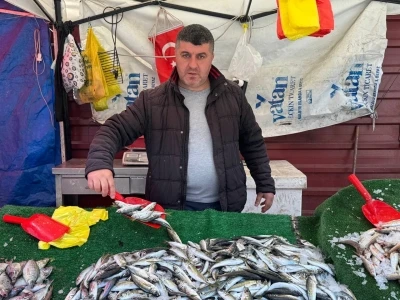 Balık sezonu bitmesine rağmen tezgahlarda hareketlilik s&uuml;r&uuml;yor