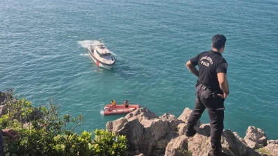 Balık tutarken kayalıklardan denize d&uuml;ş&uuml;p &ouml;ld&uuml;