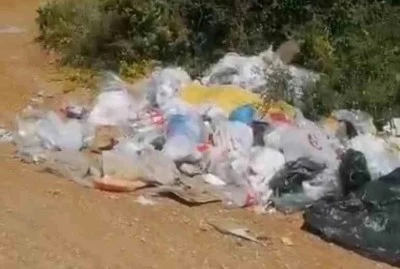 Balık tutmak i&ccedil;in gittiği g&ouml;lde &ccedil;&ouml;p yığınıyla karşılaştı: Poşet poşet topladı