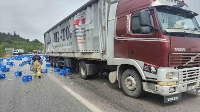 Balıkesir Bursa yolunda iki tır &ccedil;arpıştı