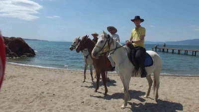 Balıkesir&rsquo;de atlar plaja indi
