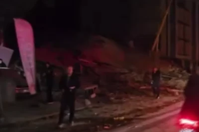 Balıkesir'de depremde bir bina yıkıldı!