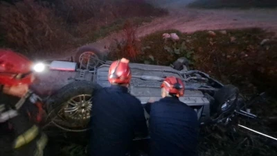 Balıkesir'de otomobil k&ouml;pr&uuml;den u&ccedil;tu: 2 yaralı