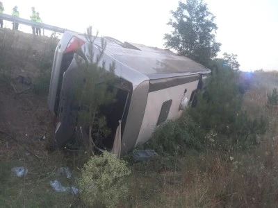 Balıkesir'de şehirlerarası yolcu otob&uuml;s&uuml; şarampole devrildi: 27 yaralı