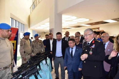 Balıkesir&rsquo;de Ulusal Savunma ve Teknoloji zirvesi d&uuml;zenlendi
