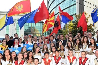 Balkan dostluğunun bayrakları Bursa Osmangazi'de dalgalandı