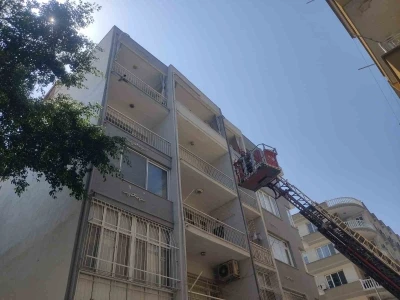 Balkondaki ağda mahsur kalan g&uuml;vercini itfaiye kurtardı
