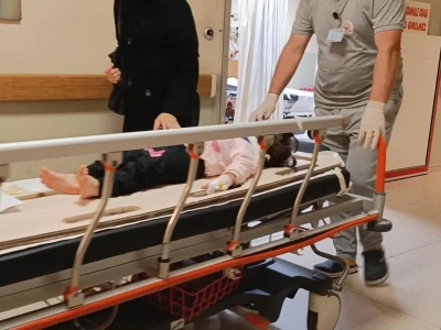 Balkondan d&uuml;şen 2 yaşındaki &ccedil;ocuk yaralandı