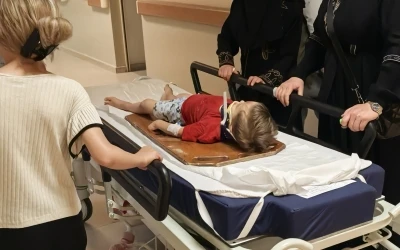 Balkondan d&uuml;şen 3 yaşındaki &ccedil;ocuk ağır yaralandı