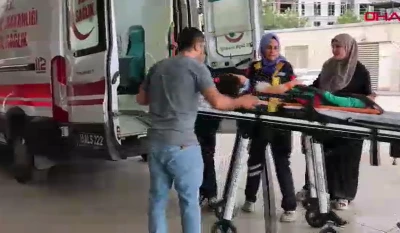 Balkondan d&uuml;şen minik Hafsanur yaralandı