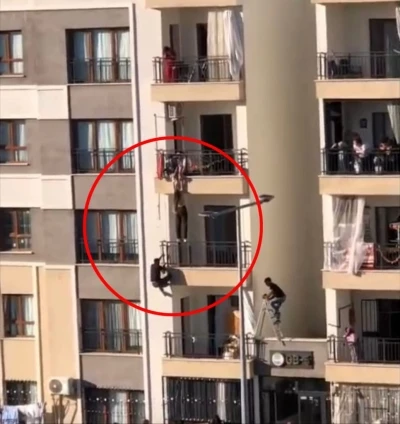 Balkondan d&uuml;şmek &uuml;zere olan kız &ccedil;ocuğunu katları tırmanarak kurtardı