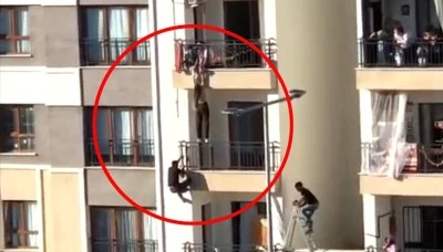 Balkondan d&uuml;şmek &uuml;zere olan kız &ccedil;ocuğunu katları tırmanarak kurtardı