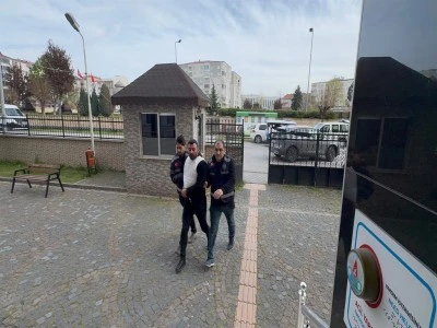 Balkondan girip yatağında uyuyan kişiyi &ouml;ld&uuml;rd&uuml;