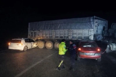 Bandırma&rsquo;da otomobiller sisli yolda tır dorsesine &ccedil;arptı: 8 yaralı