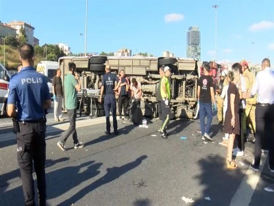 Banka personelini taşıyan midib&uuml;s devrildi: 21 yaralı