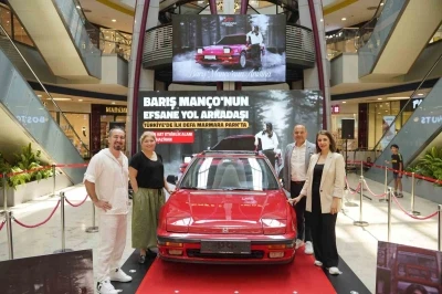 Barış Man&ccedil;o&rsquo;nun kırmızı spor otomobili ziyaret&ccedil;ileriyle buluştu