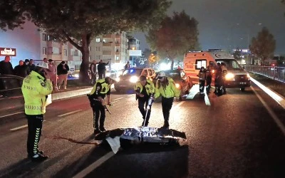 Bariyerden atlayan yayaya otomobil &ccedil;arptı, yaşamını yitirdi