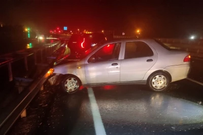 Bariyerlere &ccedil;arpan otomobilin alkoll&uuml; s&uuml;r&uuml;c&uuml;s&uuml; yaralandı