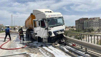 Bariyerleri aşarak ilerleyen kamyon &uuml;st ge&ccedil;itten u&ccedil;maya ramak kala durdu
