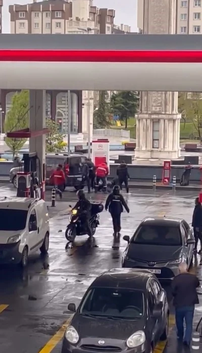 Başakşehir&rsquo;de akaryakıt istasyonunda tekmeli yumruklu kavga
