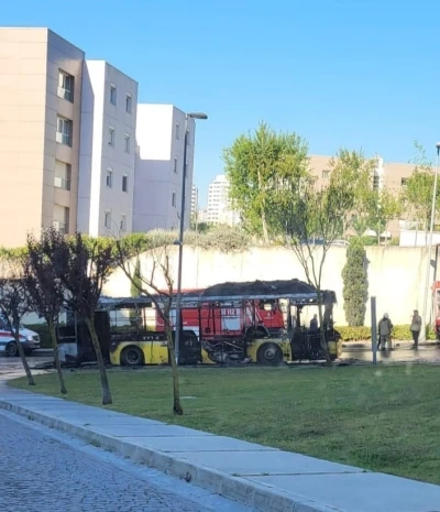 Başakşehir&rsquo;de İETT otob&uuml;s&uuml; alev alev yandı
