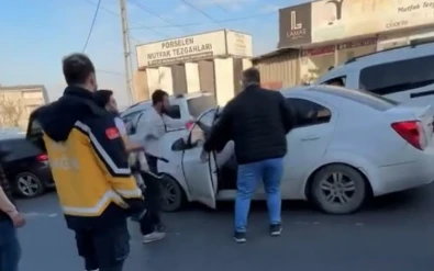 Başakşehir'de kaza yapan iki s&uuml;r&uuml;c&uuml; arasında levyeli kavga &ccedil;ıktı