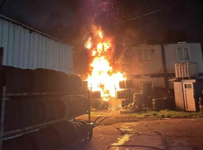 Başakşehir&rsquo;de sobadan sı&ccedil;rayan kıvılcımlar iki iş yerini yaktı