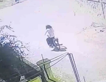 Başına poşet ge&ccedil;irip bisiklet &ccedil;aldı