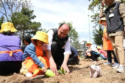 Başkan Altay &ouml;zel gen&ccedil;lerle sebze fidesi dikti, en &ouml;zel mehter takımını dinledi
