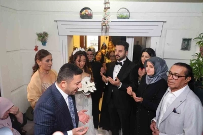 Başkan Arı, makam şof&ouml;r&uuml;n&uuml;n gelin aracını s&uuml;rd&uuml;
