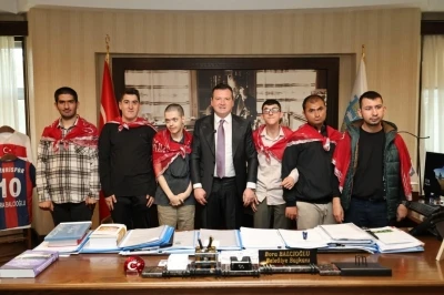 Başkan Balcıoğlu, temsili askerliğe uğurlanan gen&ccedil;leri makamında ağırladı
